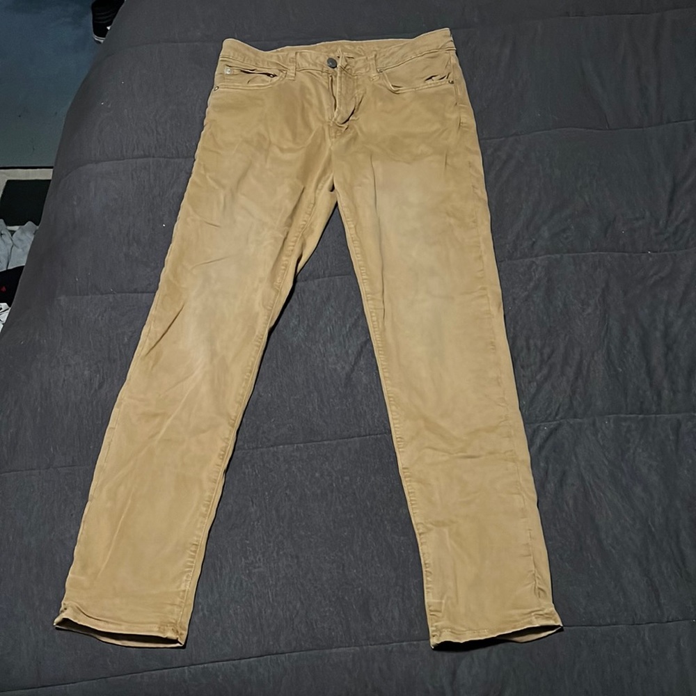 Mens 32X32 American Eagle flex khaki pants.